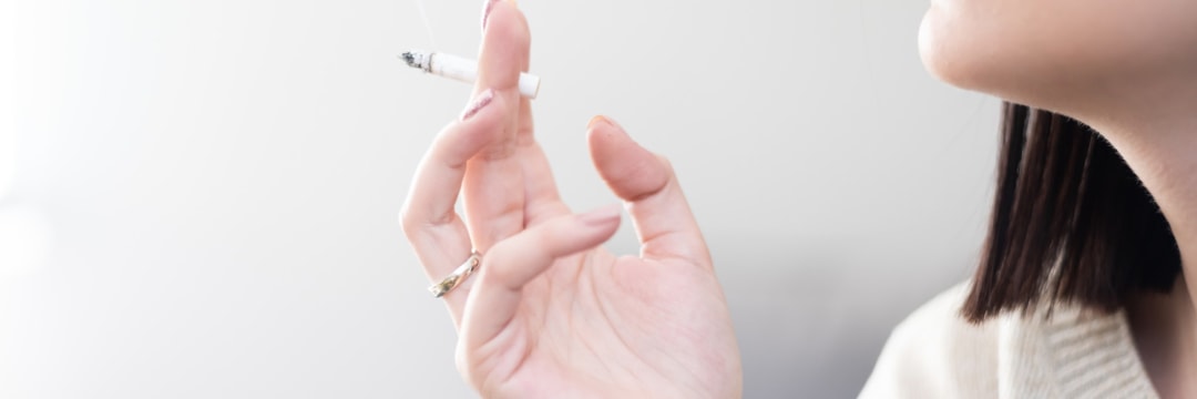 「火、かしてもらえますか?」から始まる禁断の愛  「喫煙所」が不倫の温床となってしまう決定的な理由（清水 芽々） | マネー現代 | 講談社
