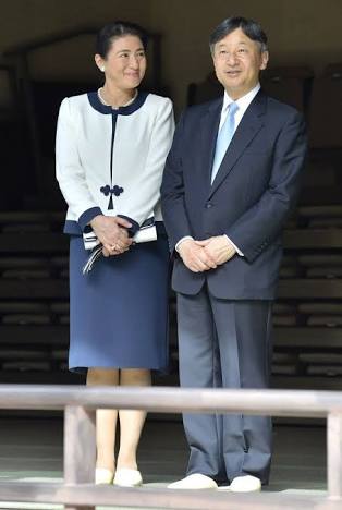 横目する人、すること