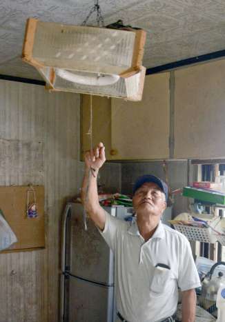 家の中でツバメ子育て　照明器具の上に巣、“同居生活”楽しむ　専用出入り口も設置、虫も入ってくるけど「仕方がない」　さつま