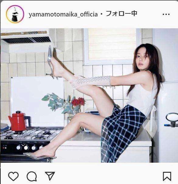 山本舞香　キッチンに腰掛けミニスカから美脚が「天使が舞い降りてきた」魅惑の絶対領域