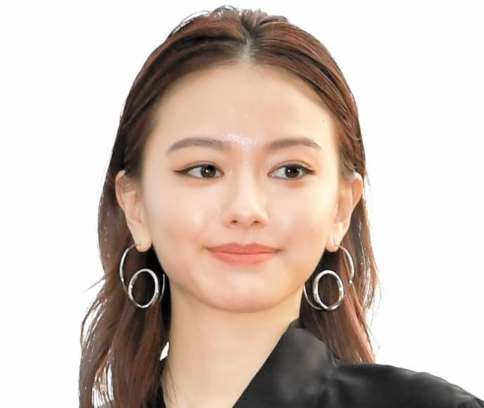 山本舞香　キッチンに腰掛けミニスカから美脚が「天使が舞い降りてきた」魅惑の絶対領域