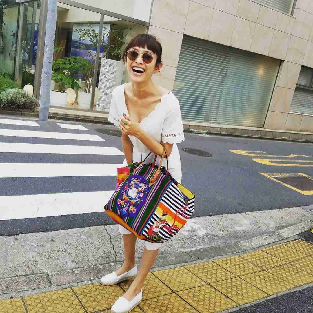 田丸麻紀　デコルテ全開ノースリワンピ姿が反響「ほっそー！」「えっ！こんなガリガリなの」