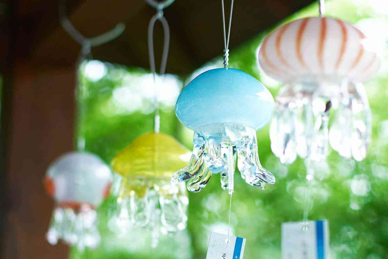 京都水族館夏イベント「くらげと風鈴」本物そっくり“クラゲ風鈴”＆夜間の幻想的ライトアップも