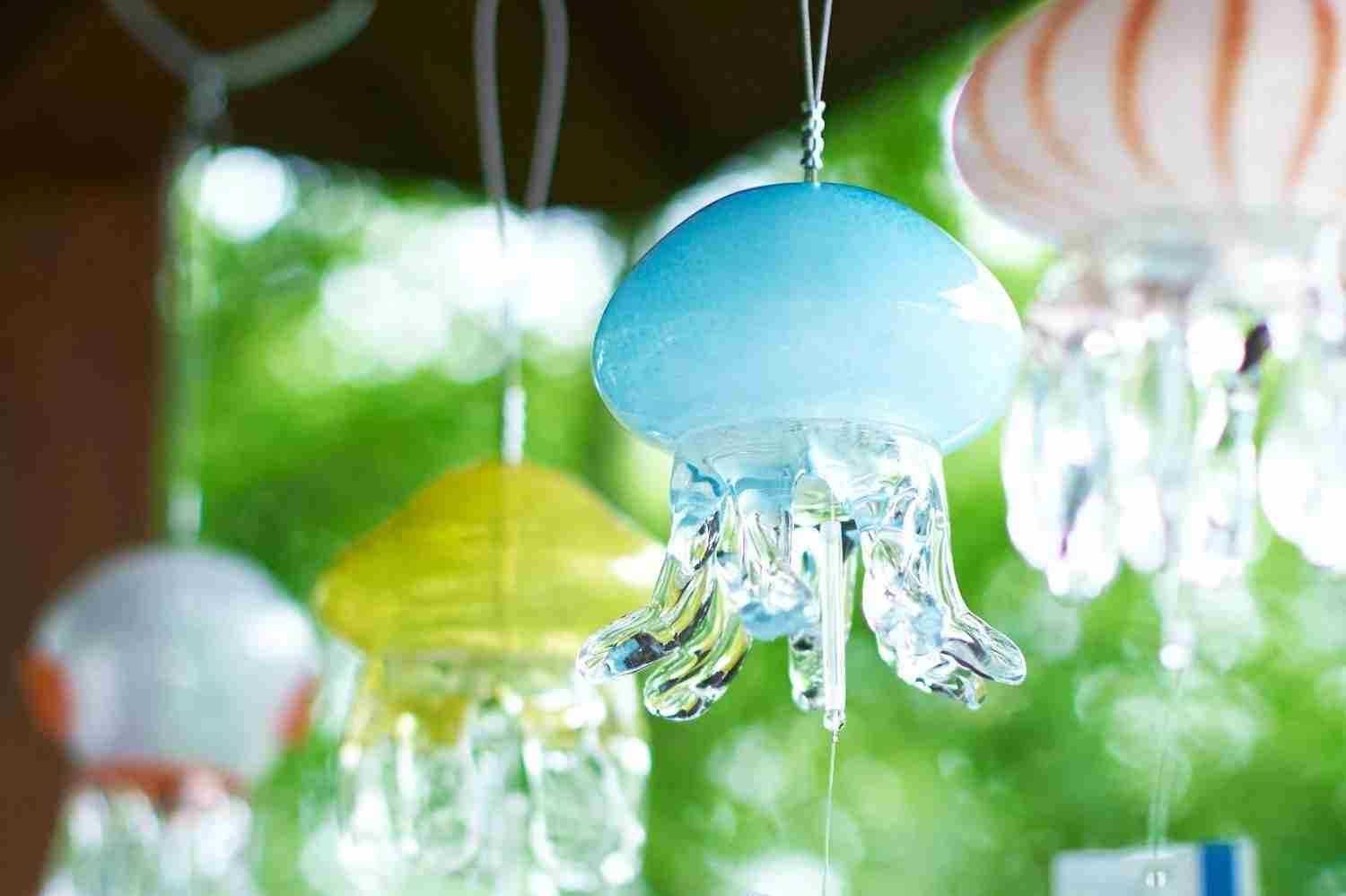 京都水族館夏イベント「くらげと風鈴」本物そっくり“クラゲ風鈴”＆夜間の幻想的ライトアップも - ファッションプレス