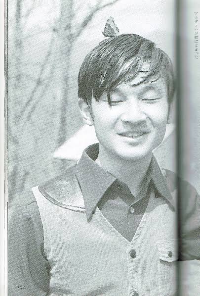 横目する人、すること