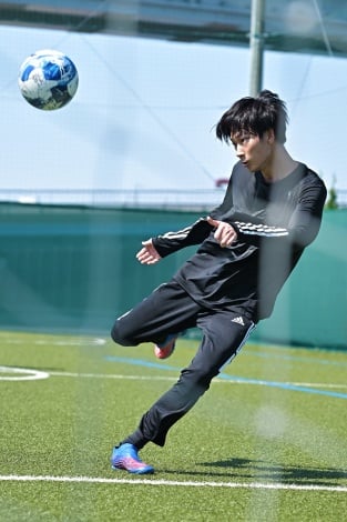 綾野剛、真剣な表情でボレーシュート 大久保嘉人がマンツーマン指導