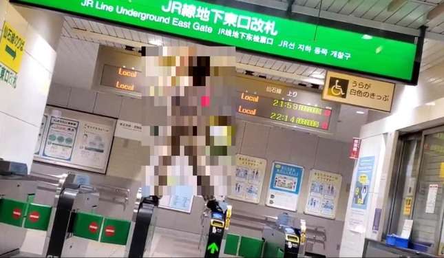 改札機に土足で乗り...飛び降りて笑い声　迷惑行為の動画拡散、JR東も確認「お止めいただきたい」