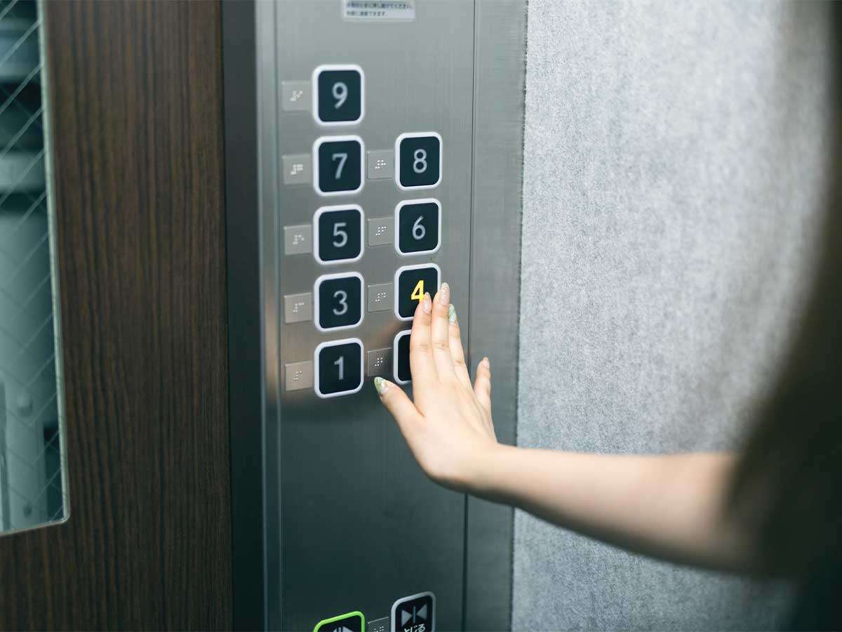 エレベーター内の鏡の意味は？　本来の目的に「知らなかった」の声