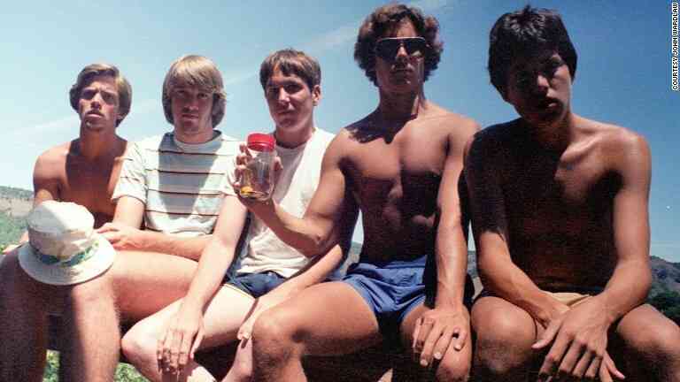 「同じ場所、同じポーズで写真」の5人組、今年で40年目