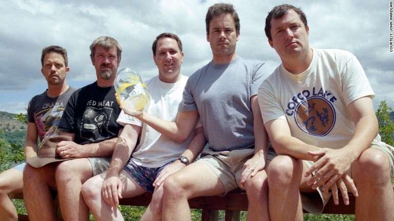 「同じ場所、同じポーズで写真」の5人組、今年で40年目