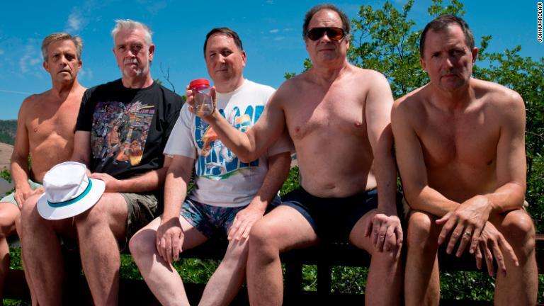 「同じ場所、同じポーズで写真」の5人組、今年で40年目
