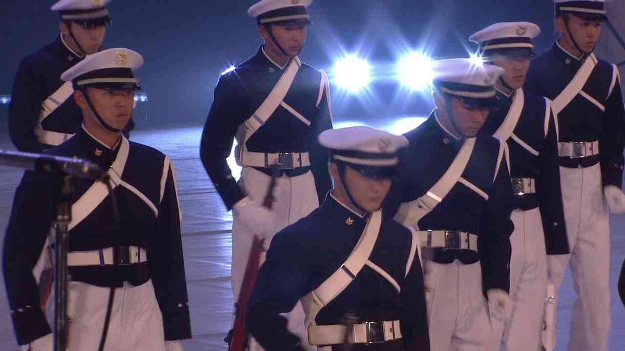 防衛大学校儀仗隊「ファンシードリル」（平成29年度自衛隊音楽まつり） - YouTube