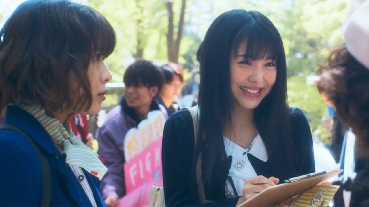 浜辺美波、先輩に「可愛い」ともてはやされ笑顔　岸井ゆきのと大学で運命の出会い　映画「やがて海へと届く」本編映像 - YouTube