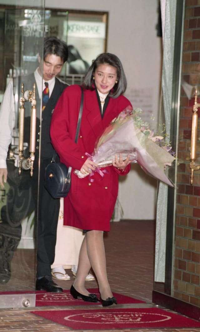 横目する人、すること