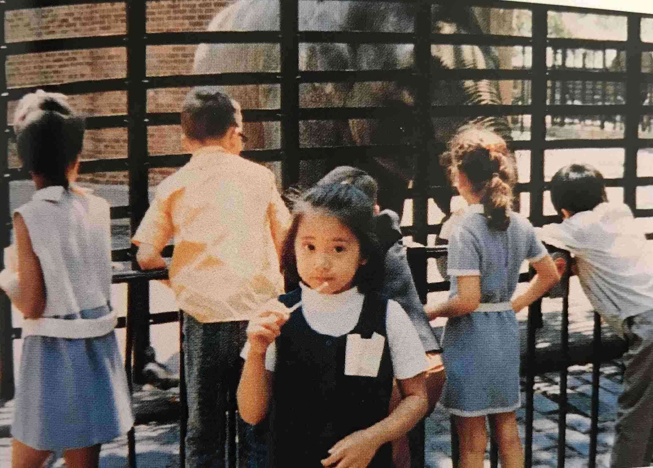 横目する人、すること