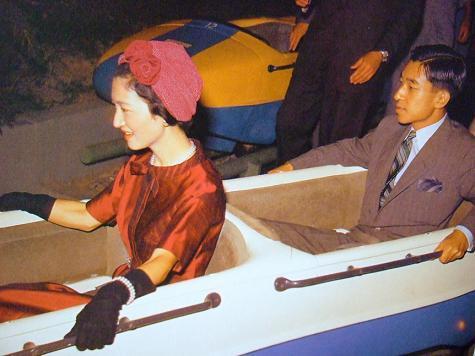 横目する人、すること