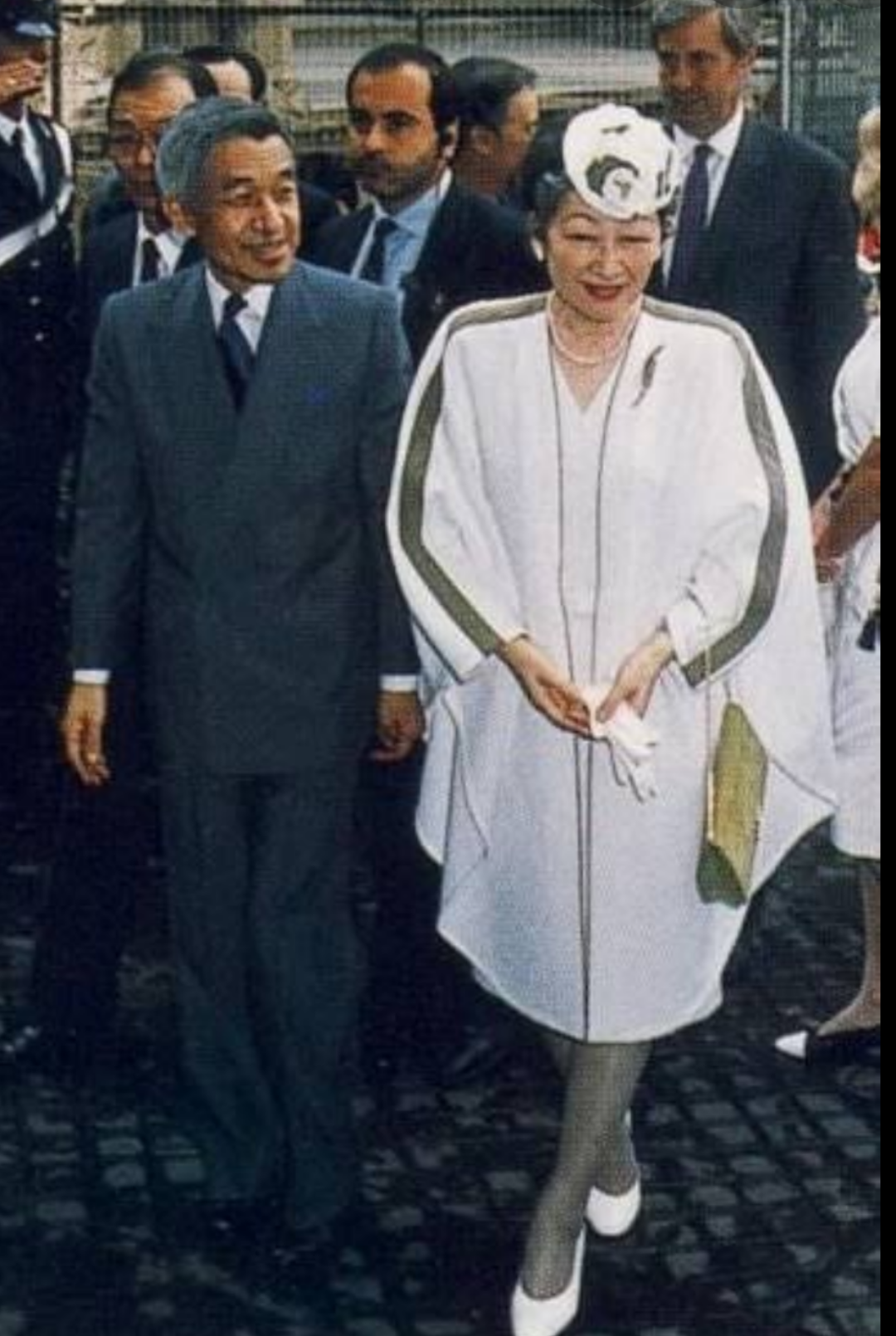 横目する人、すること