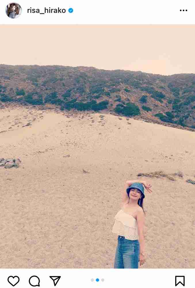 平子理沙　ビーチ満喫ショット　白キャミのさわやかコーデに「とても50代には見えない」の声
