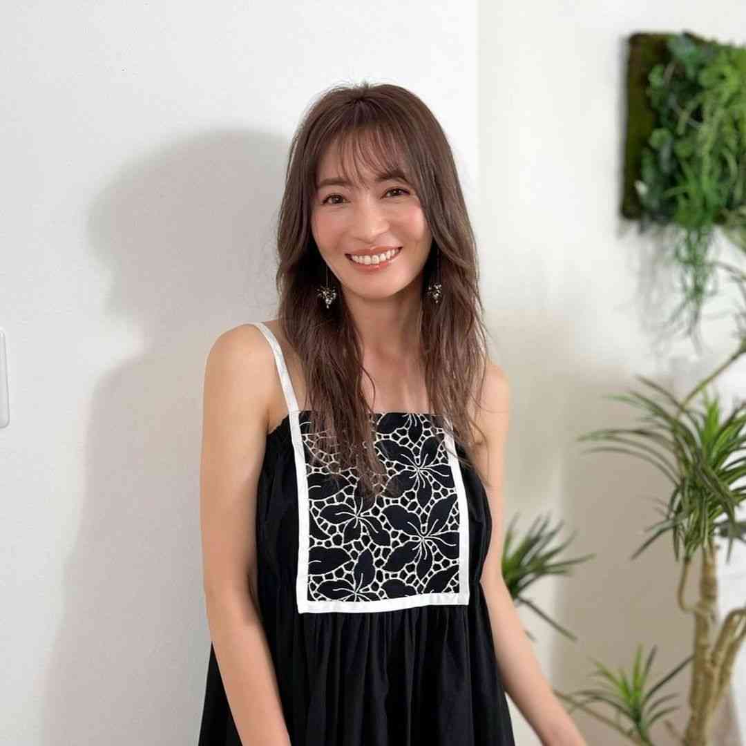 20代一般男性と真剣交際の新山千春、41歳ワンピ姿に絶賛の声「きれい」「10歳若く見える」