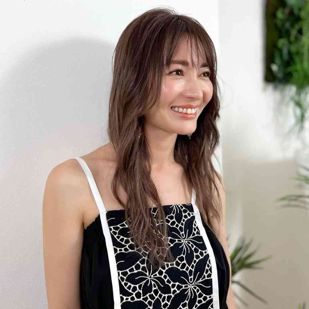 20代一般男性と真剣交際の新山千春、41歳ワンピ姿に絶賛の声「きれい」「10歳若く見える」