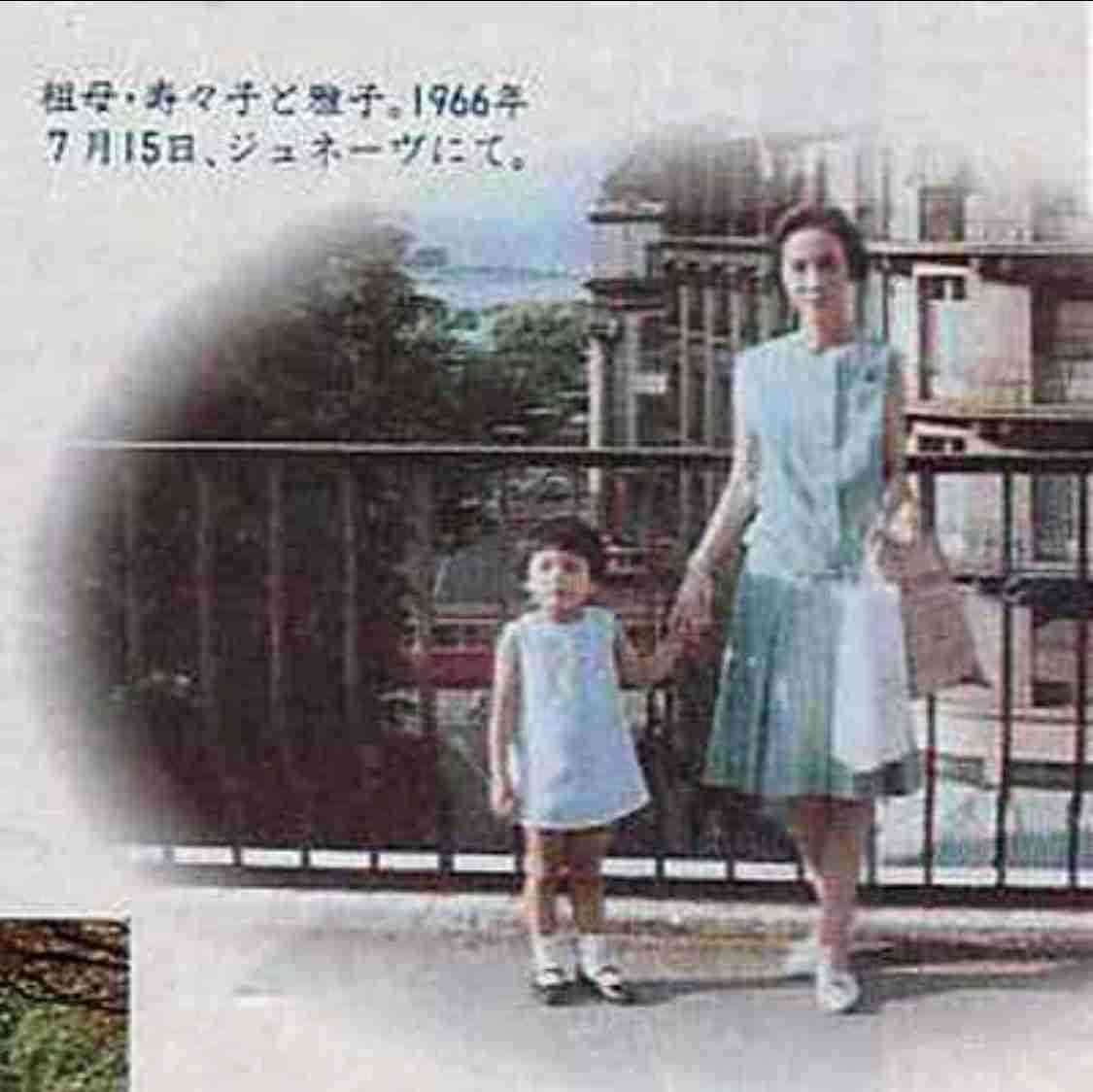 横目する人、すること