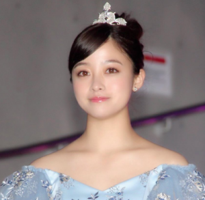 橋本環奈 深いスリットの黒ドレス、太股から白肌美脚で登場 感染から復帰舞台「号泣」と感謝