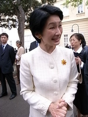 眉と目が離れてる人