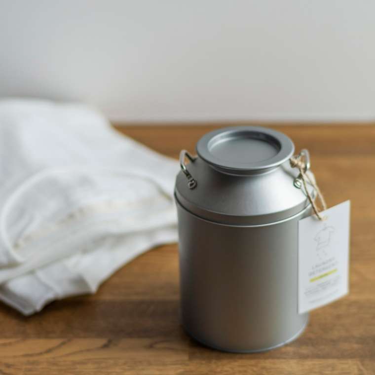 プラス・粉末洗濯洗剤【ミルク缶入り】ステンレス計量スコップ付｜布団丸洗い・洗濯雑貨の全国宅配 とみおかクリーニング