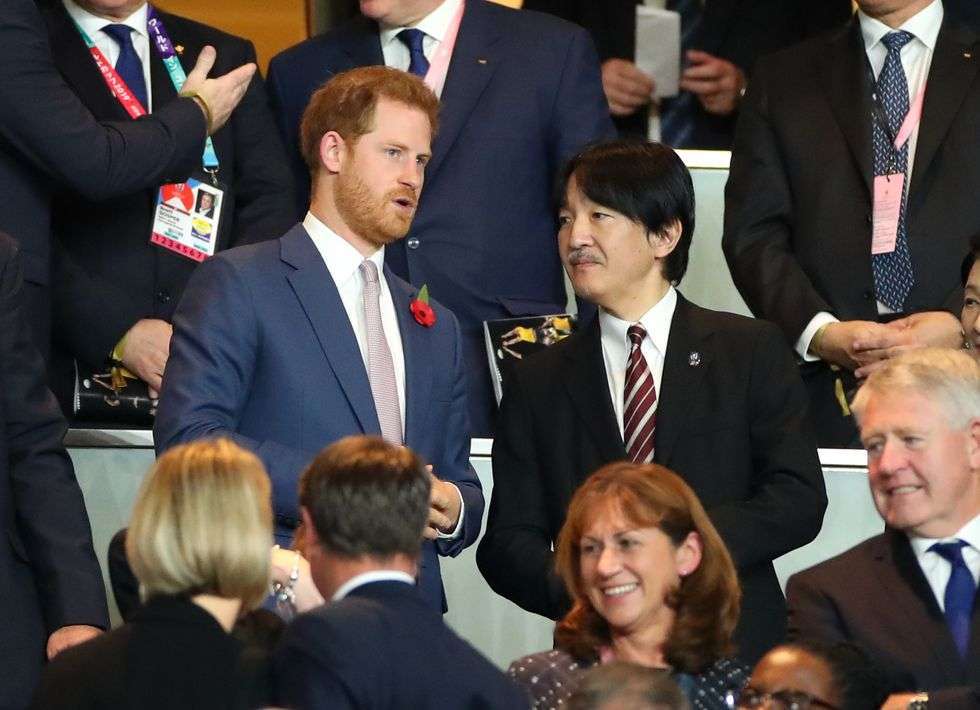 横目する人、すること