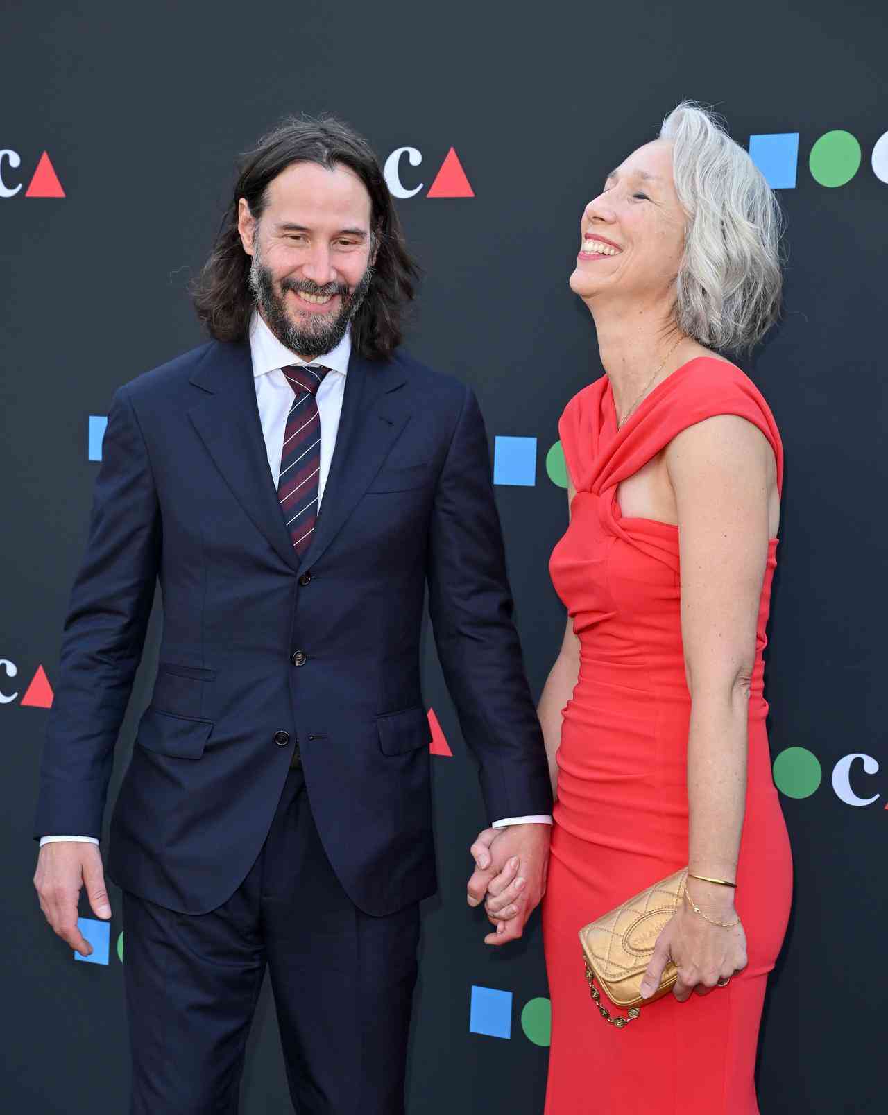 キアヌ・リーブス、3年ぶりに恋人と手を繋いでレッドカーペットに登場