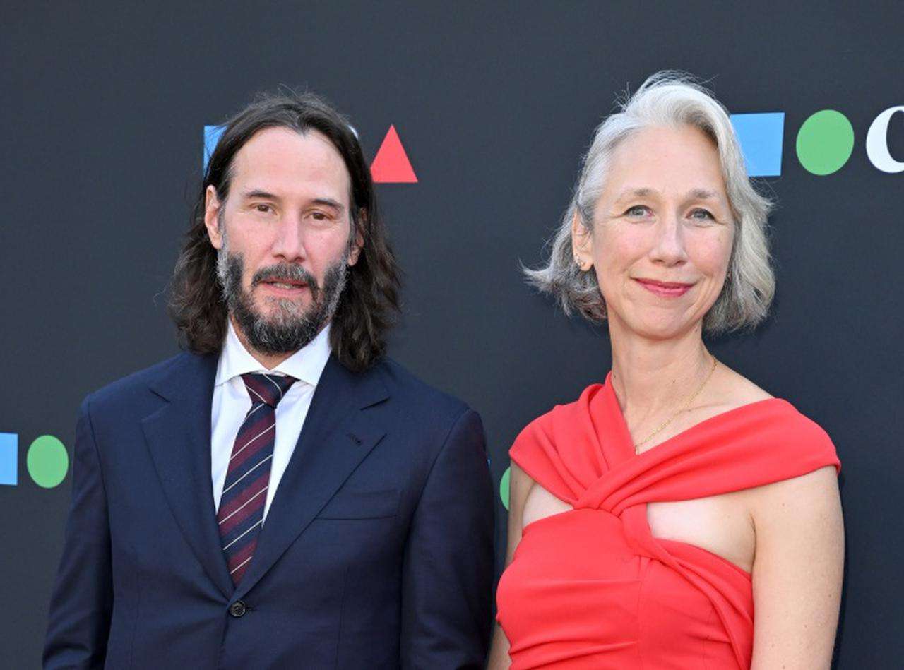 キアヌ・リーブス、3年ぶりに恋人と手を繋いでレッドカーペットに登場 - フロントロウ -海外セレブ＆海外カルチャー情報を発信