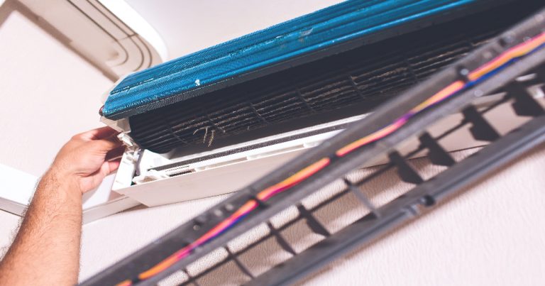 実はカビだらけ？エアコンのシロッコファンの掃除方法からその手順まで解説！｜ハートクリーニング