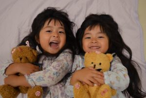 昔と今じゃ違う？！双子の【順番】の決め方とは？ | 子育て情報まとめ