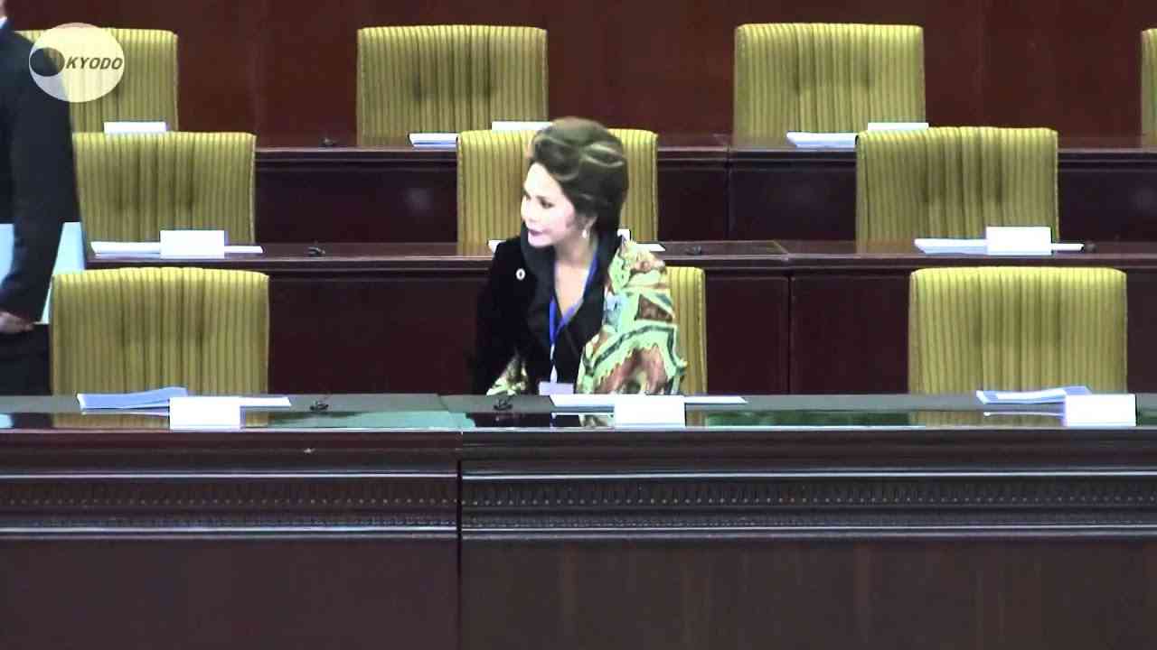 主体思想世界大会開幕 デヴィ夫人も参加 - YouTube