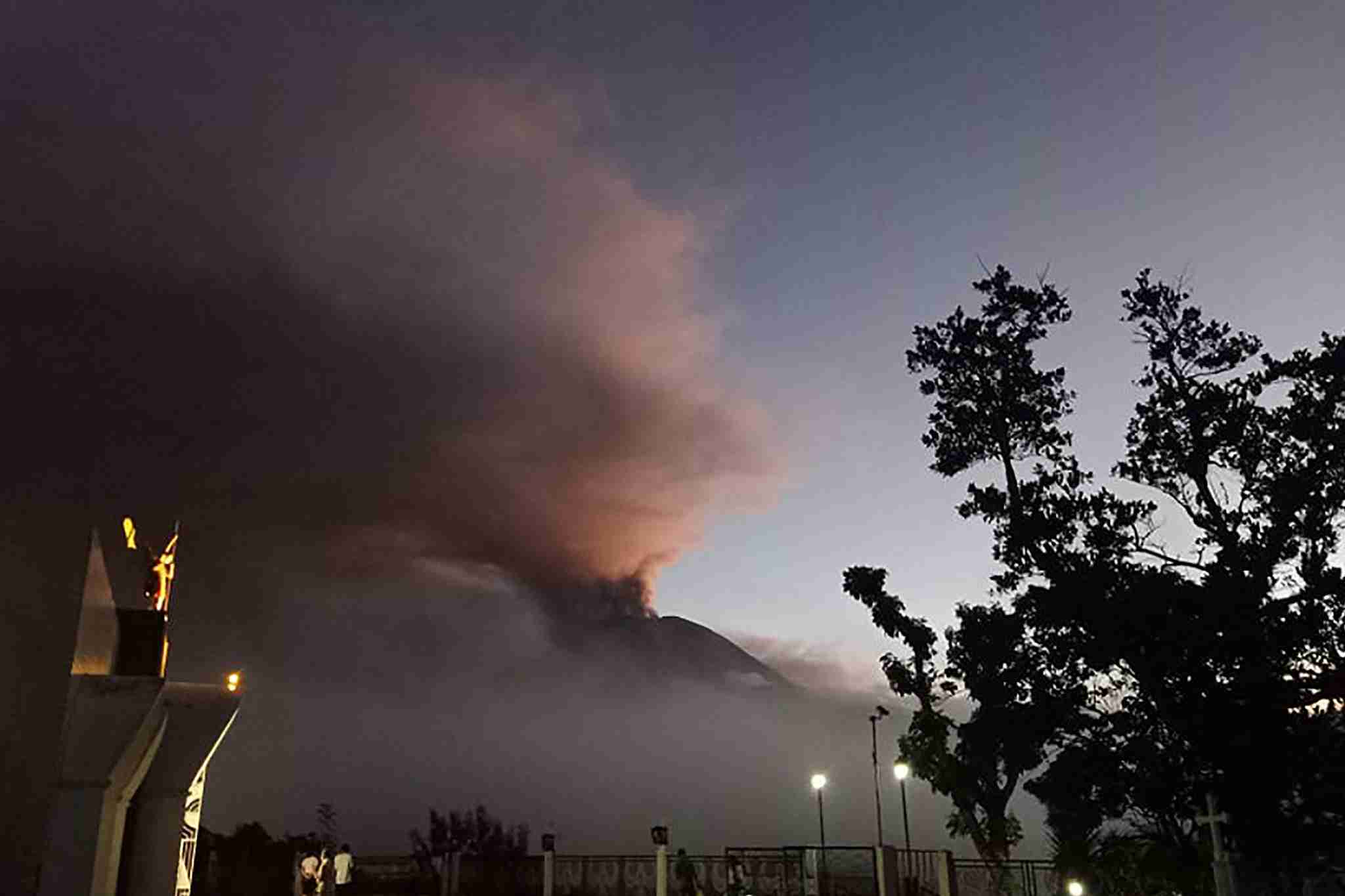 フィリピン・ルソン島火山から再び噴煙（ＡＦＰ＝時事） - Yahoo!ニュース