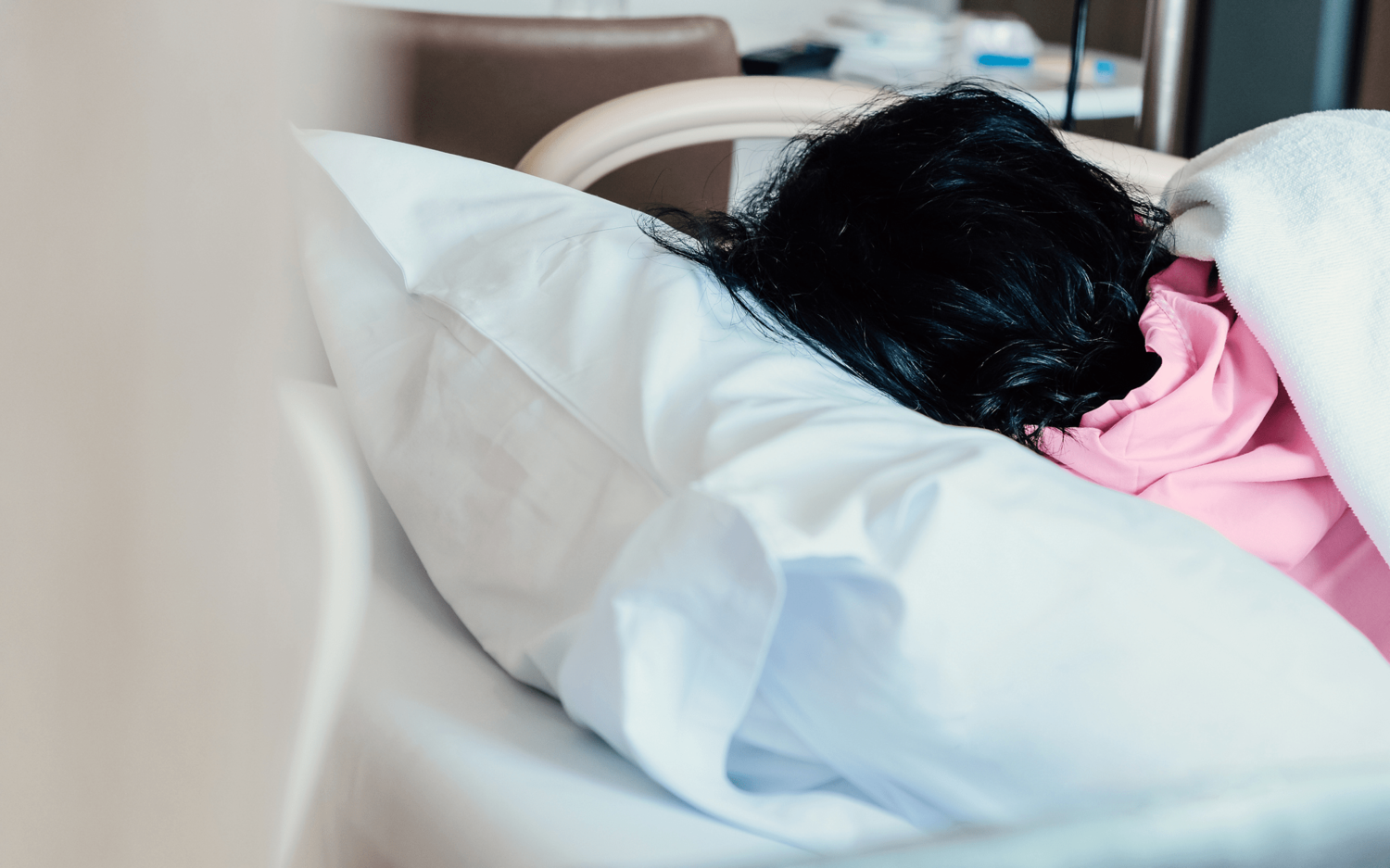 手慣れた様子で77日間の身体拘束…14歳少女が精神科病院で味わった“極限の地獄”