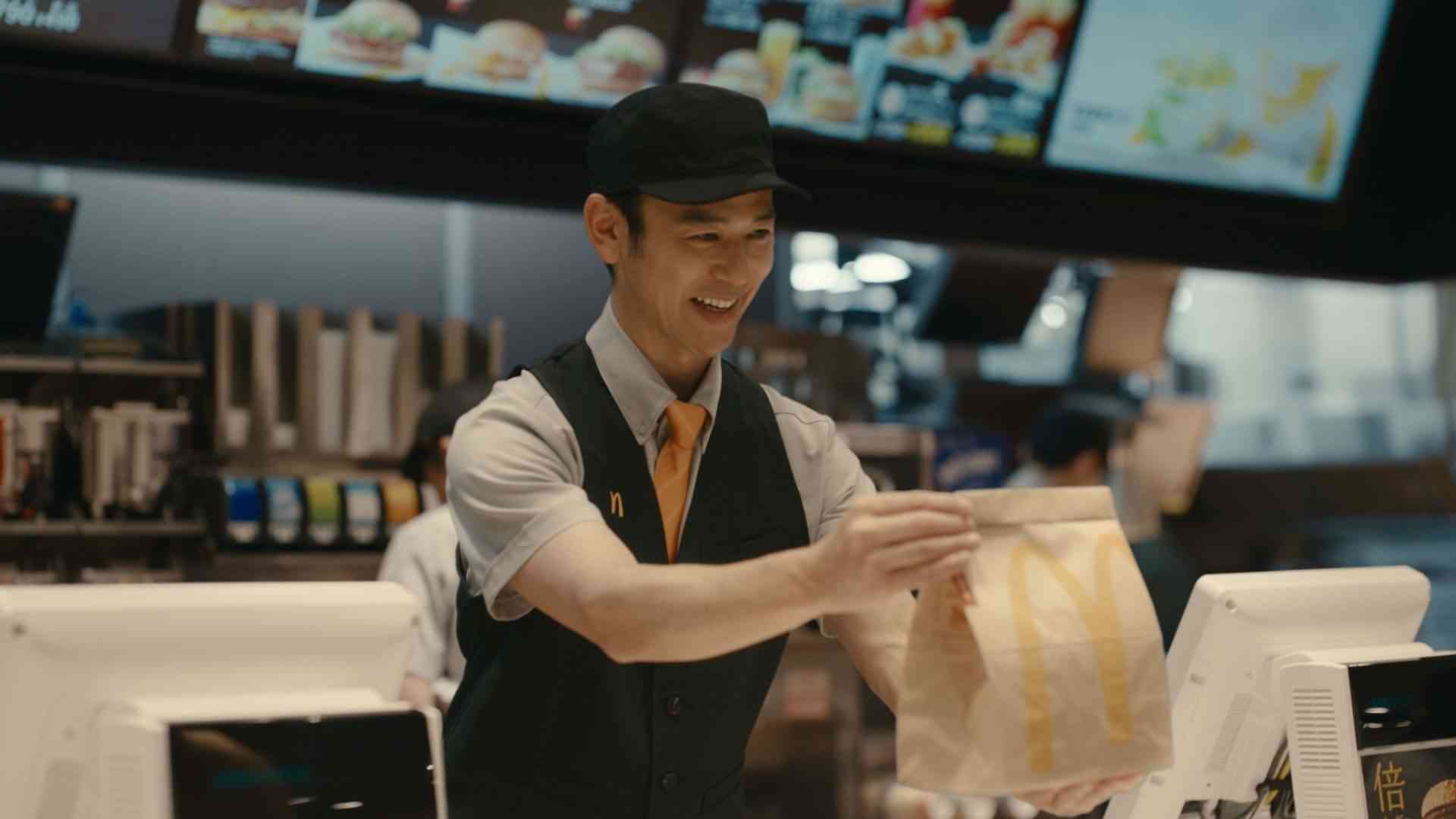 松山ケンイチがローソン店長に! 新商品の企画提案も 制服姿など社長絶賛「かわいい！」