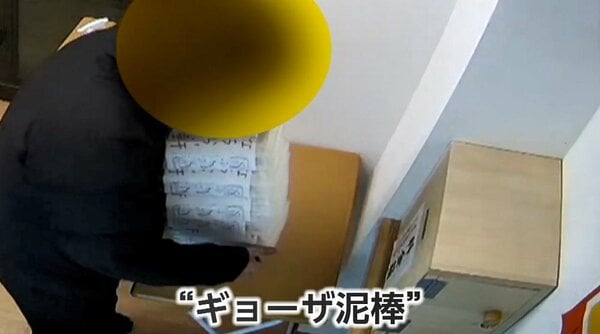 両手にいっぱい!  無人販売所の“ギョーザ泥棒”の一部始終　お金は入れたフリで繰り返される犯行は20回