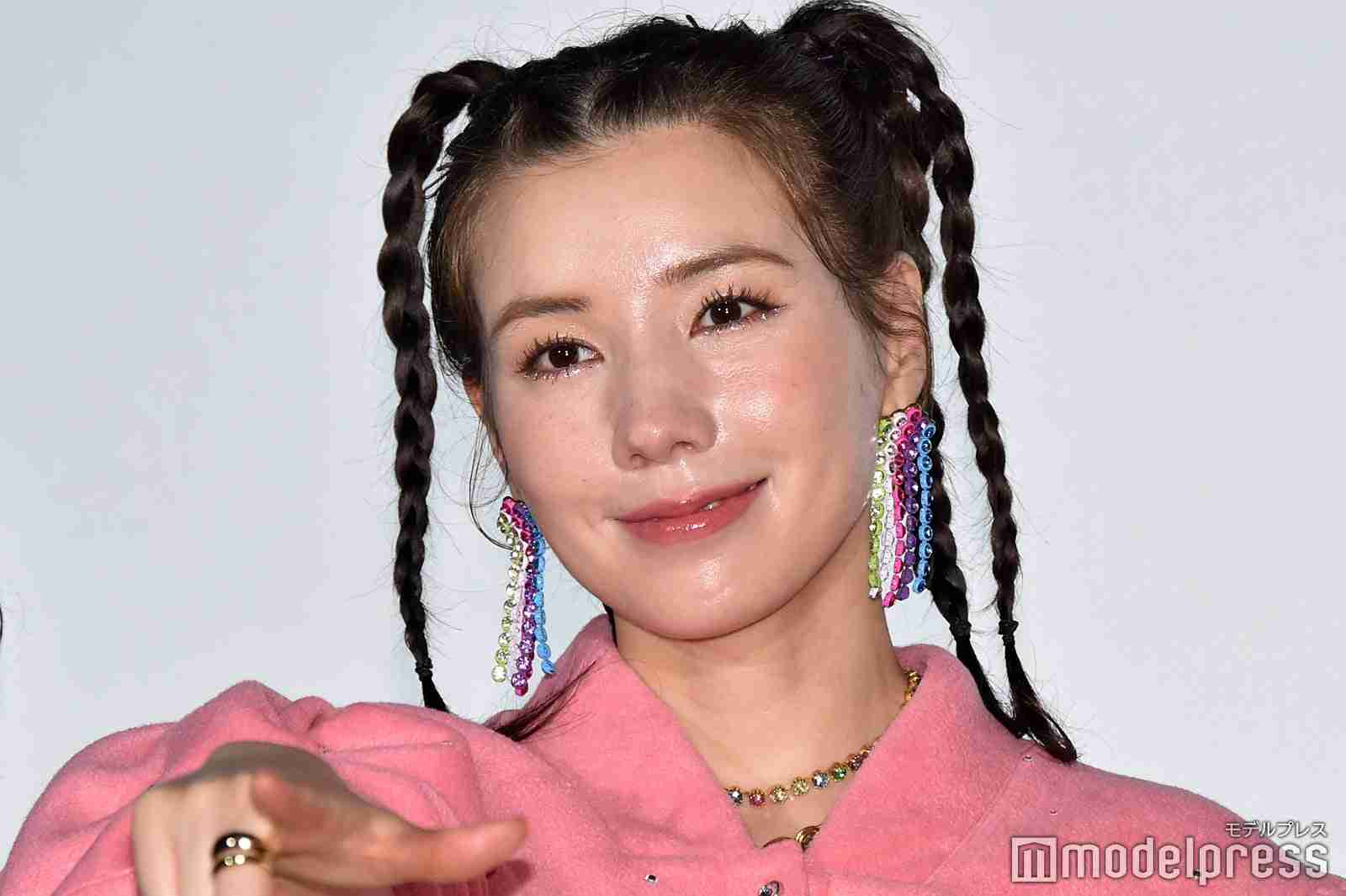 仲里依紗、“秘密の別宅”初公開 GUCCI壁紙・虎に囲まれたトイレ…「テーマパークみたい」「ど派手すぎる」と反響 - モデルプレス