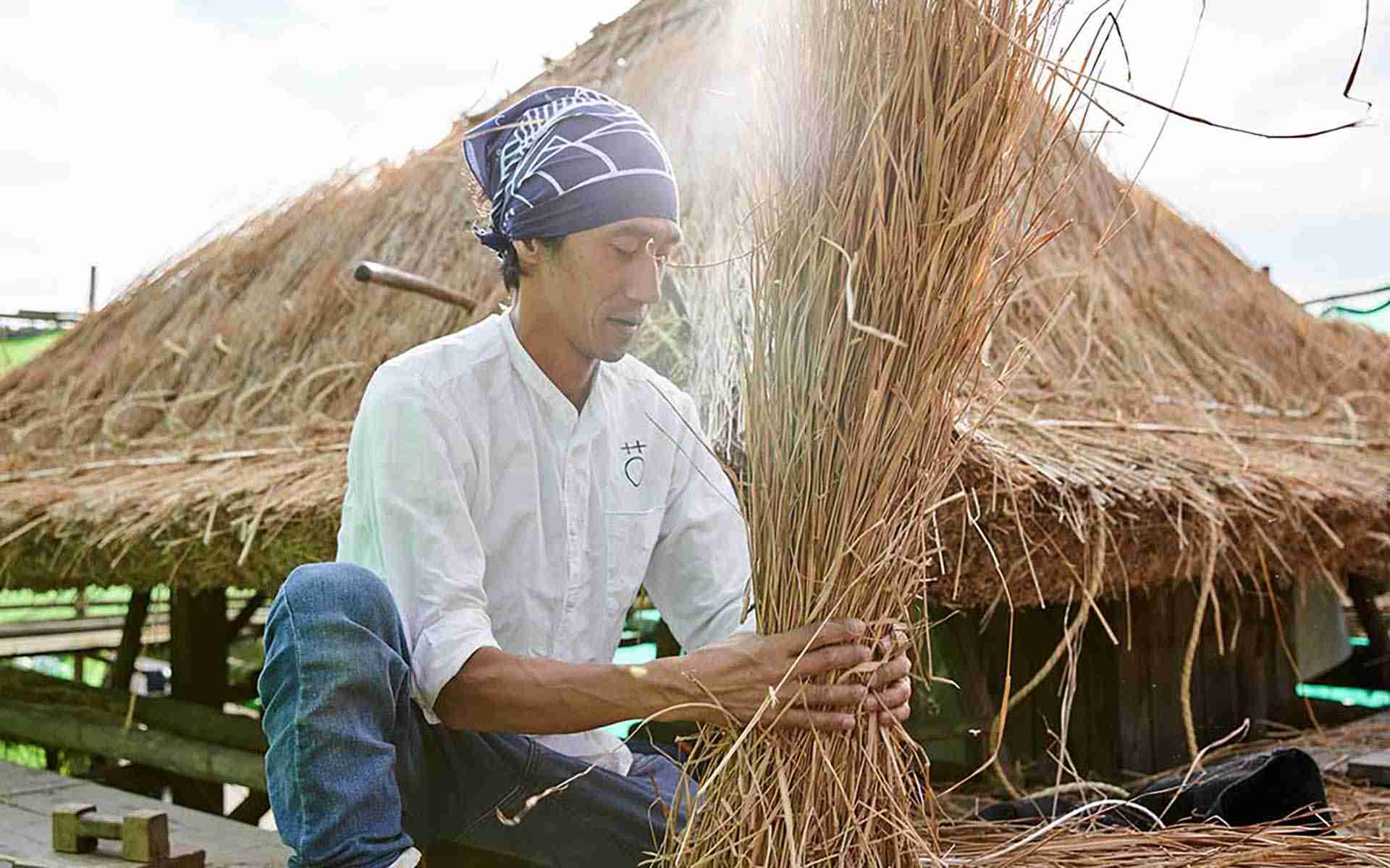 今、茅葺き屋根は世界のトレンドに。職人・相良育弥が伝える「茅葺きの魅力」 | 中川政七商店の読みもの