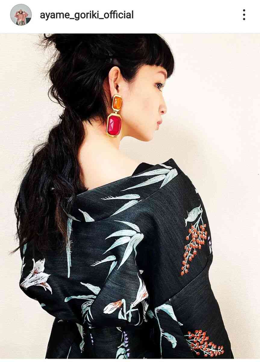 剛力彩芽、黒髪ロングの29歳最新ショット公開！着物風ドレスでうなじチラ見せ「色っぽい」