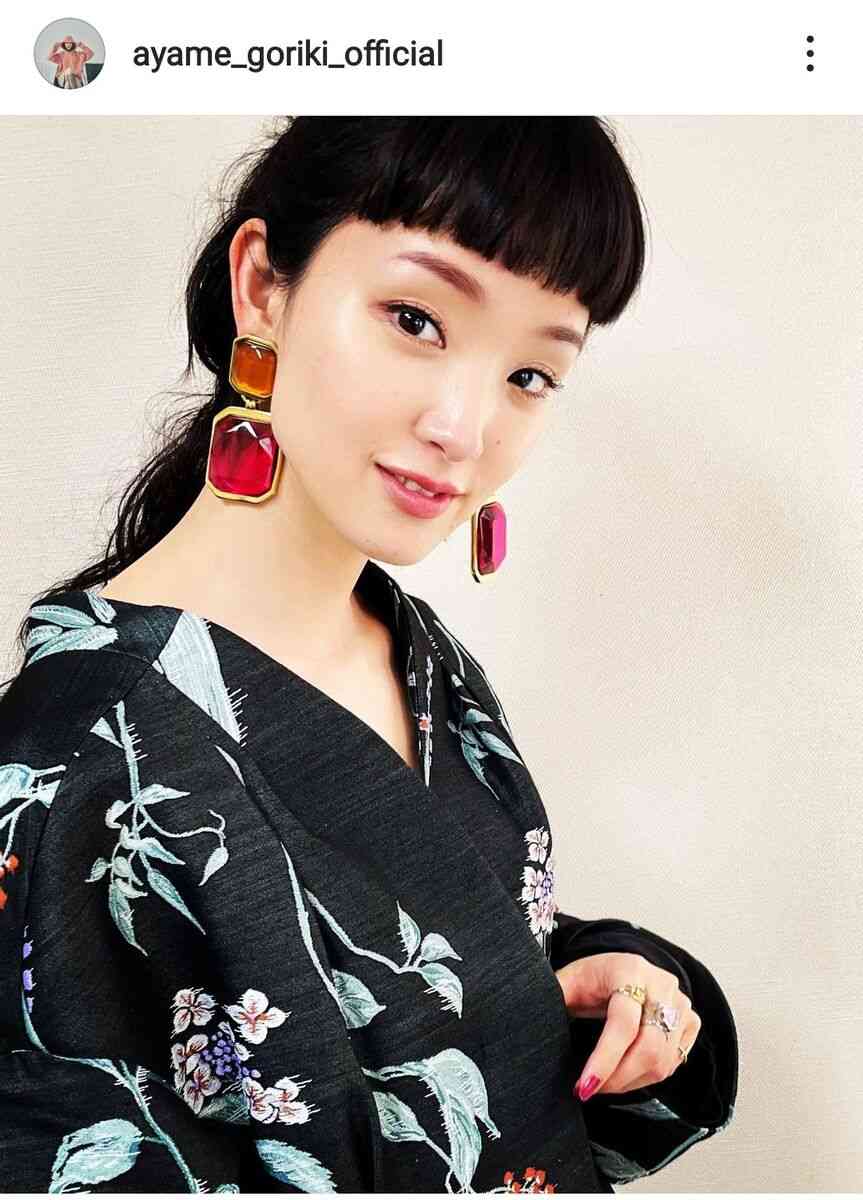 剛力彩芽、黒髪ロングの29歳最新ショット公開！着物風ドレスでうなじチラ見せ「色っぽい」