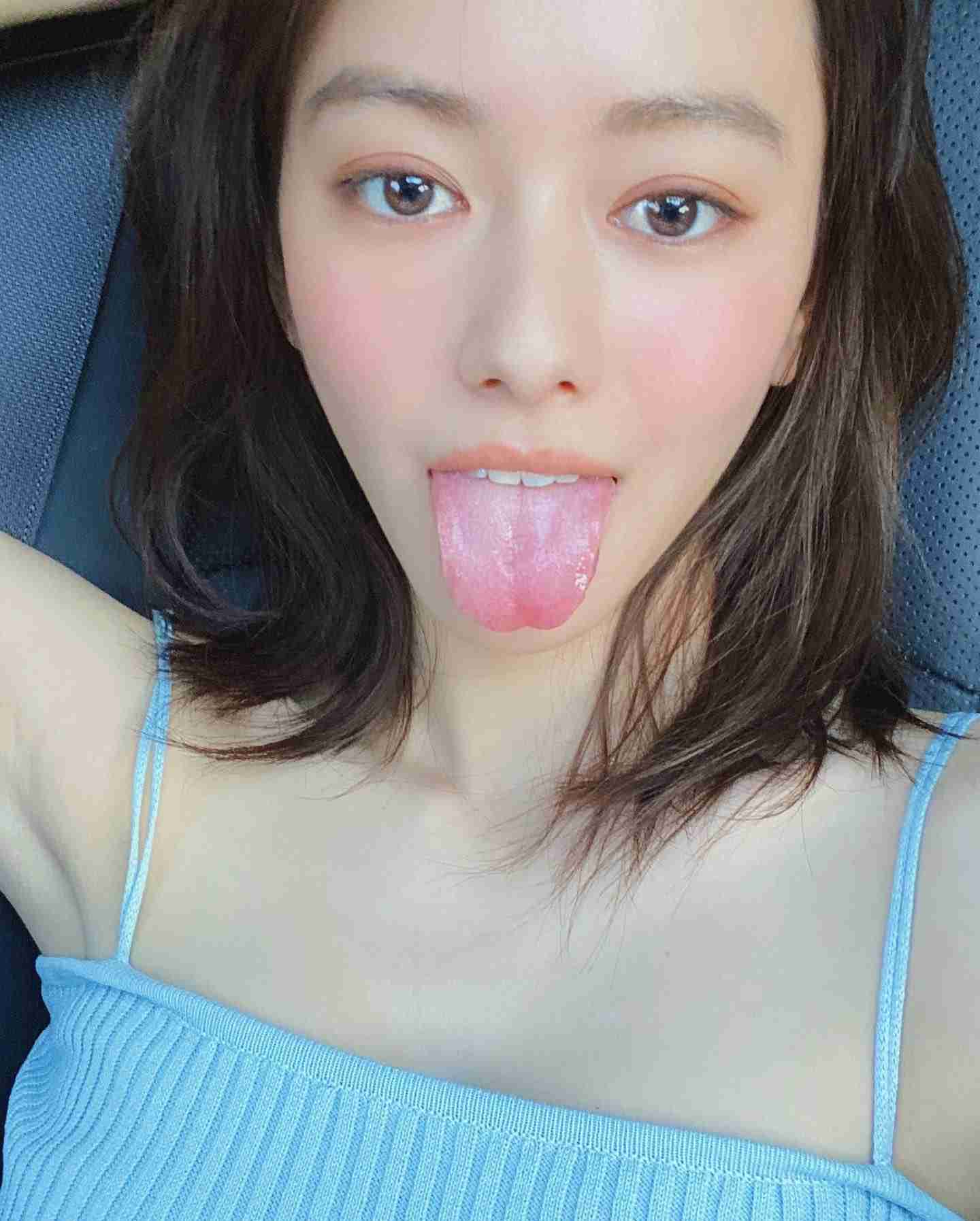 山本舞香　キッチンに腰掛けミニスカから美脚が「天使が舞い降りてきた」魅惑の絶対領域