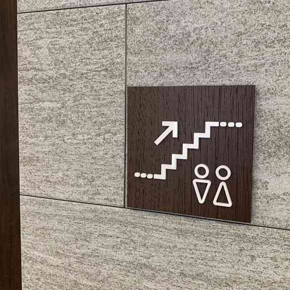 「どっちかわからん」「色覚異常の人だと識別できないのでは」　オシャレ特化トイレの性別表記ツイートに「怖い」の声多数