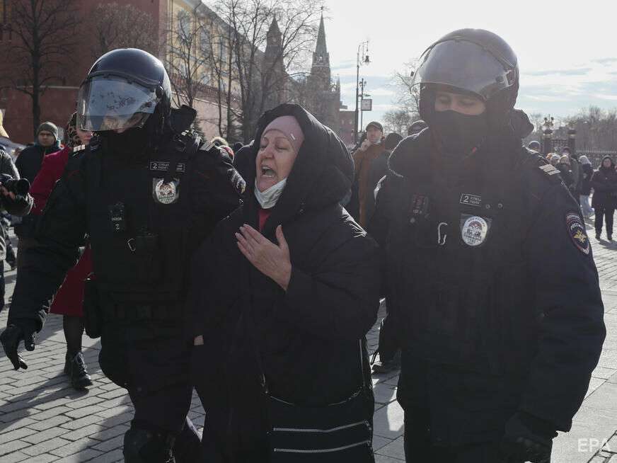 Госдума предлагает запретить россиянам митинговать на вокзалах, в больницах и вузах. Список ограничений / ГОРДОН