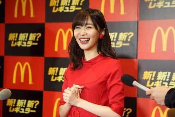 「デカすぎる」「コラ画像みたい笑」　指原莉乃、新しい家族を報告...先住猫との比較に「衝撃受けてます」: J-CAST ニュース