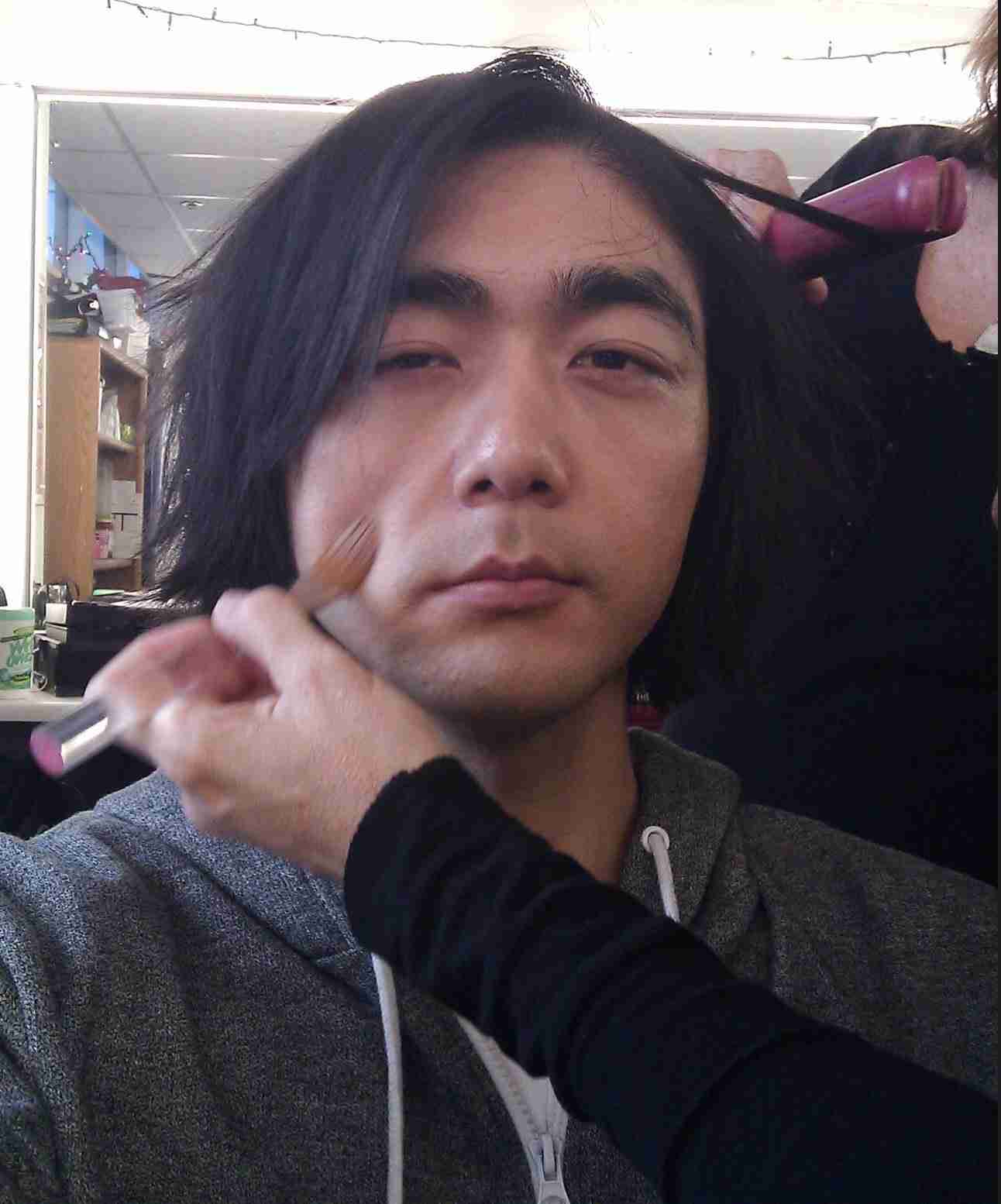 「ハリウッドで日本人は差別され…」天然パーマを矯正された俳優、松崎悠希さんの怒り