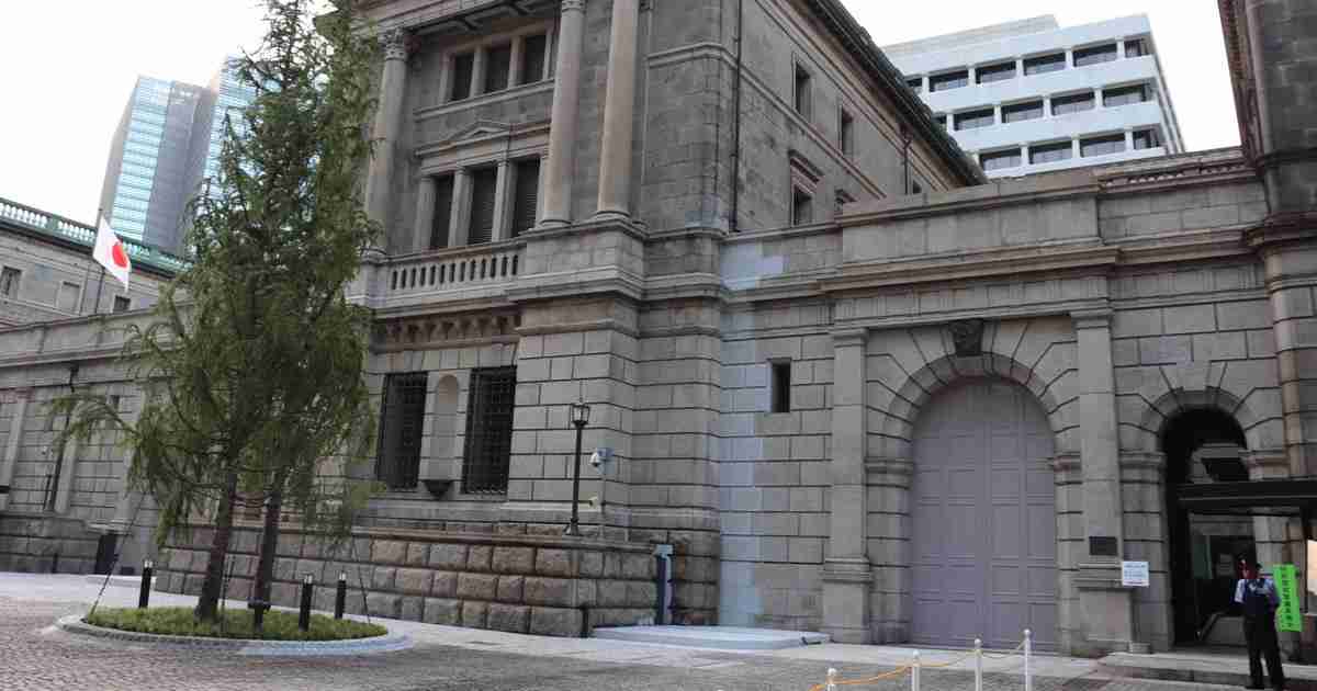 日銀、大規模な金融緩和策を維持　円安加速の可能性 | 毎日新聞