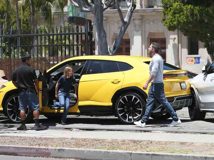 ベン・アフレックの10歳長男運転のランボルギーニがBMWに衝突 運転席に座る許可に批判の声