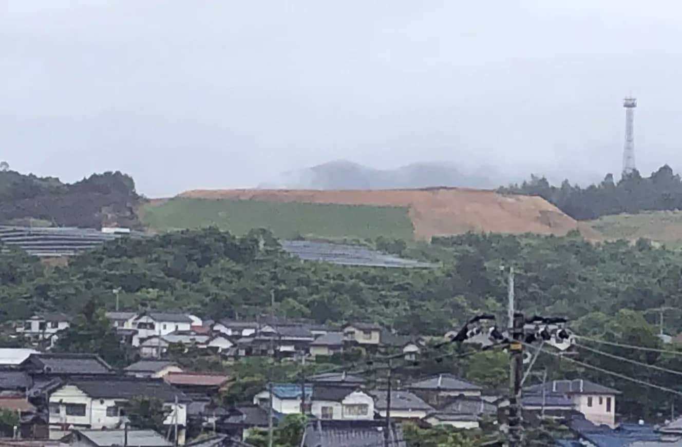 30mの巨大盛り土が出現 台風シーズンを前に近隣住民から悲鳴!